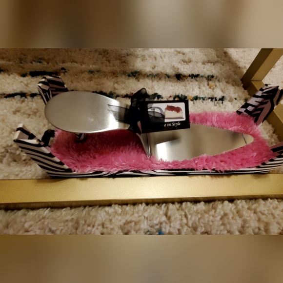 ☆☆NEW!!!- CAKE,CAKE,CAKE Server by Wild Eyes Designs,High Heel Cake Server🎂🍰🔪 - Picture 2 of 7